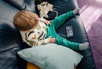 Photo Nadmerný čas strávený pred obrazovkou má vplyv na nižšie kognitívne schopnosti detí