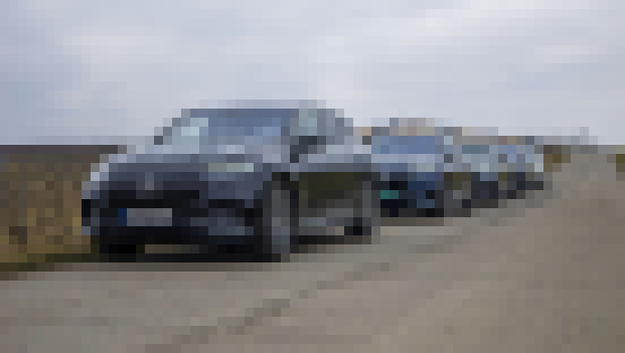 Photo Mercedes-EQ EQS SUV na prvý dotyk