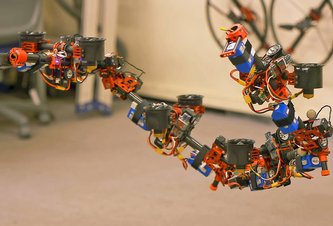 Photo Kĺbový dron Dragon predvádza možnosti, ktoré bežný dron nedokáže