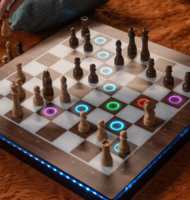 Photo Hightech šachovnica vybavená AI sama ťahá figúrkami