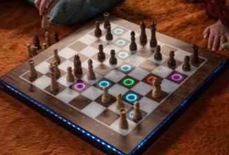 Photo Hightech šachovnica vybavená AI sama ťahá figúrkami