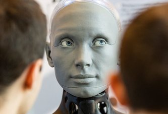 Photo Prvá tlačová konferencia novinárov a robotov s umelou inteligenciou  