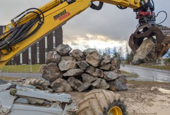 Photo Robotický bager postaví stenu z kameňov sám bez ľudskej pomoci