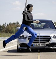 Photo Desať rokov a desať miliónov vozidiel Mercedes-Benz so systémom núdzového brzdenia na ochranu chodcov