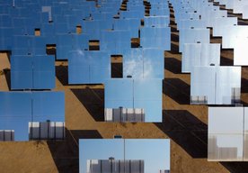 Photo Čína testuje využívanie slnečnej energie pomocou tisícov zrkadiel