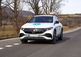 Photo Prvý elektromobil v slovenských autoškolách: trenčianska autoškola školí študentov na elektromobile Mercedes-Benz EQA