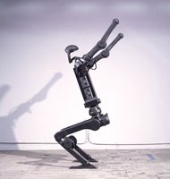 Photo Video: Prvý humanoidný robot dokázal urobiť salto vzad bez hydrauliky