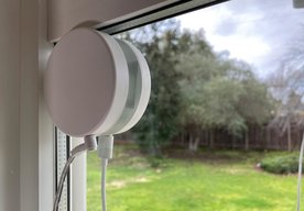 Photo Power Mole prenáša elektrinu cez okenné sklo