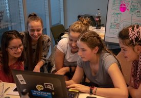 Photo Stereotypy v IT miesto nemajú, dievčatá áno! Girl’s Day otvára stredoškoláčkam dvere ku kariére v tomto sektore