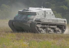 Photo DARPA má autonómny robotický tank so zelenými očami
