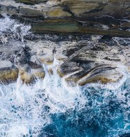 Photo Morské vlny rozprašujú po pobreží „večné chemikálie“ 