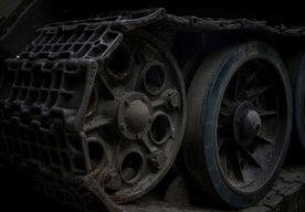 Photo Ruskí vojaci prerábajú obrnené vozidlá na štýl ako z filmu Mad Max 