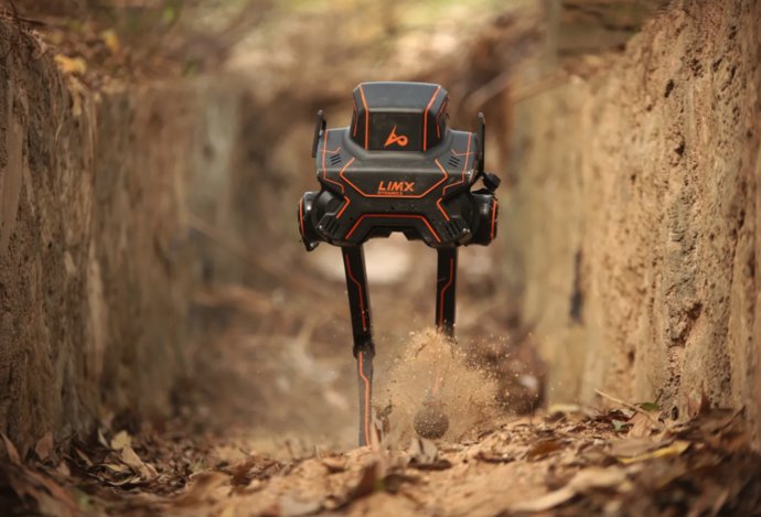 Photo Dvojnohý robot zvládne náročný terén, kopance aj údery