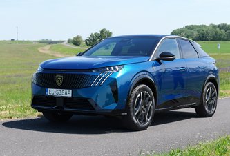 Photo Nový Peugeot E-3008: Nový dizajn aj technika pri prvých jazdách