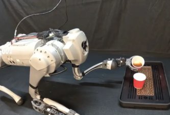 Photo Robotický pes LocoMan sa dokáže postaviť na zadné ako surikata  