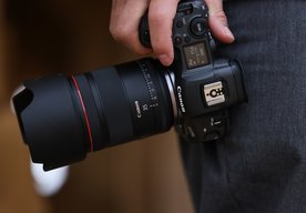 Photo Kreativita bez komplikácií – Canon predstavuje prvý hybridný objektív svojho druhu s pevnou ohniskovou vzdialenosťou