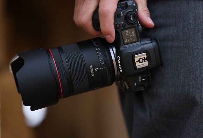 Photo Kreativita bez komplikácií – Canon predstavuje prvý hybridný objektív svojho druhu s pevnou ohniskovou vzdialenosťou