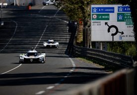 Photo 24 hodín Le Mans je oficiálne v plnom prúde pre tím Peugeot TotalEnergies!