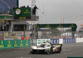 Photo 24 hodín Le Mans: Obe hyperautá PEUGEOT 9X8 2024 dosiahli cieľ najväčších vytrvalostných pretekov na svete.