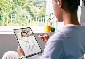 Photo Starší telefón vdýchne život novému Samsung Galaxy