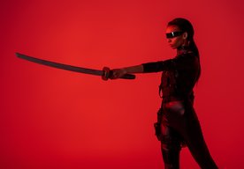 Photo Youtuber vytvoril prvý „zasúvací svetelný meč“, ktorý dokáže rezať oceľ