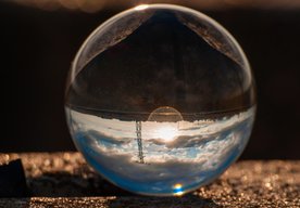 Photo Guľôčky využívajúce slnečné aj umelé svetlo mnohonásobne prekonávajú solárne panely 