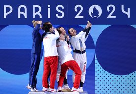 Photo Paríž 2024: Medailisti si robia „víťazné selfíčko”