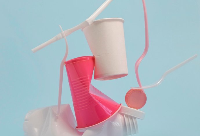 Photo Nový „živý plast“ sa po vyhodení sám zničí
