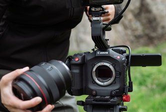 Photo Canon EOS C80 je výkonná kompaktná kamera, ktorá rozširuje ponuku profesionálnych filmových kamier Canon 