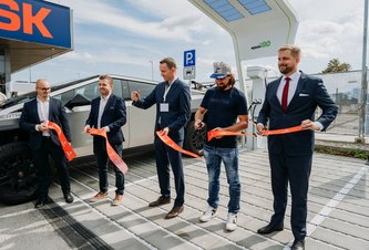 Photo ejoin otvoril najvýkonnejší nabíjací HUB a vytvoril svetový rekord za prítomnosti Tesla Cybertruck a Petra Sagana