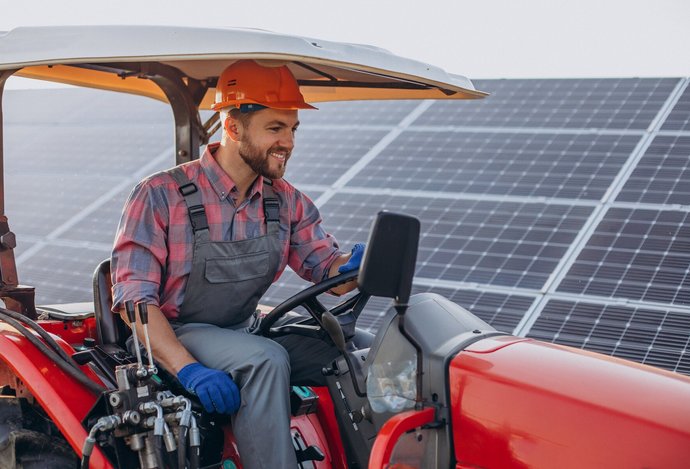 Photo Farmár si vyrobil unikátny traktor na solárny pohon