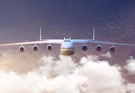 Photo Stíhačka sa pri prelomení zvukovej bariéry zahalila do hmly 