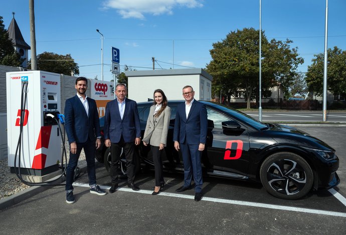 Photo „Elektromobil nabitý, nákupy vybavené“ vďaka spolupráci ZSE Drive a COOP Jednota Nové Zámky