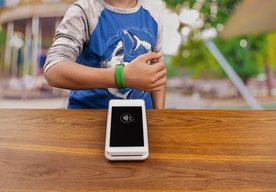 Photo mBank prichádza s platobným náramkom pre deti. Pomôže im pochopiť svet peňazí