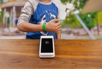 Photo mBank prichádza s platobným náramkom pre deti. Pomôže im pochopiť svet peňazí