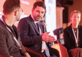 Photo JESENNÁ ITAPA: Čítačky budú čoskoro minulosťou. Slováci vybavia úradné veci na pár klikov cez mobily