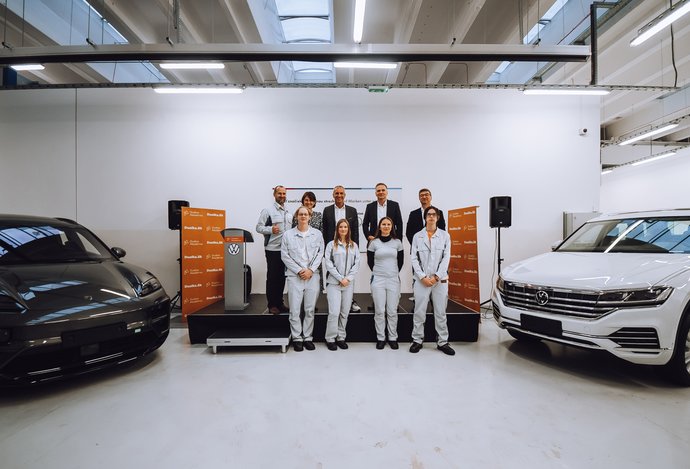 Photo Duálna Akadémia dostala tri automobily. Medzi nimi aj elektrické Porsche Macan – krok k budúcnosti vzdelávania elektromobility