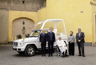Photo Pápež František dostal prvý elektrický papamobil od značky Mercedes-Benz 