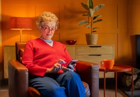 Photo Opýtajte sa babičky: HONOR spúšťa finančnú poradenskú linku vedenú seniormi. Pomôže zvládnuť  januárové finančné problémy