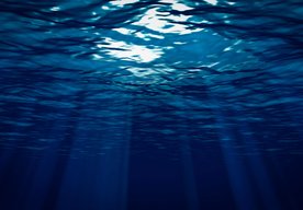 Photo Video ukazujúce obrovskú hĺbku oceánu vyvoláva v ľuďoch úzkosť