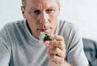 Photo AI robot pestuje kanabis u vás doma