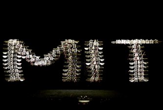 Photo Roje hmyzích dronov ako vystrihnuté zo sci-fi filmu