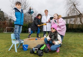Photo Smartfón vs. deti: Tento prežil pády, piesok aj ľad