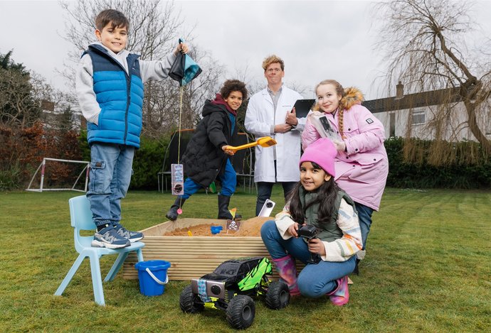 Photo Smartfón vs. deti: Tento prežil pády, piesok aj ľad