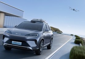 Photo Ako zo sci-fi: sprievodný dron vzlieta a pristáva na streche idúceho auta