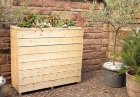 Photo Projekt pre začiatočníkov: Drevený vyvýšený záhon s úložným priestorom