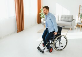 Photo Ochrnutý muž začína chodiť po injekcii upravených kmeňových buniek