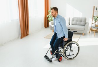 Photo Ochrnutý muž začína chodiť po injekcii upravených kmeňových buniek