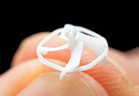 Photo Najmenší lietajúci robot na svete sa dokáže pohybovať aj bez batérie a elektroniky 