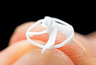 Photo Najmenší lietajúci robot na svete sa dokáže pohybovať aj bez batérie a elektroniky 